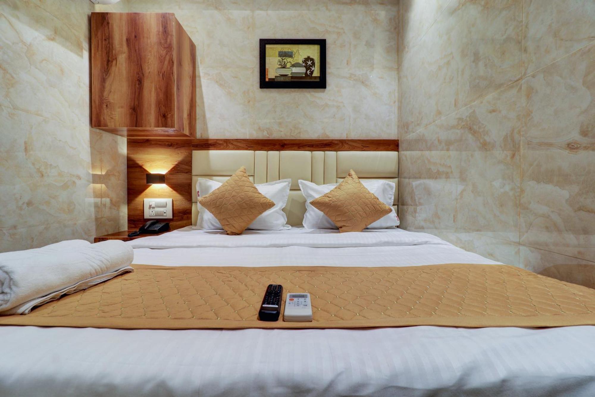Hotel Omega Mumbai  Buitenkant foto